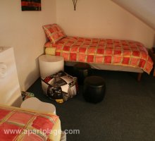 2nd bedroom on mezzanine level, 2 single beds, TV, DVD, apartplage