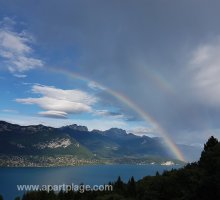 Vue avec arc-en-ciel depuis un restaurant dans les hauteurs d'Annecy