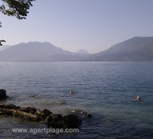 La baignade matinale dans le lac d'Annecy près d'Annecy-le-Vieux