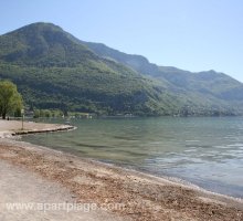 La plage d'Annecy en printemps