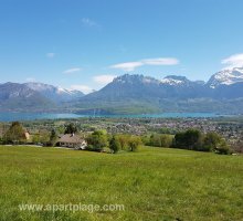 Vue depuis les hauteurs de Saint-Jorioz, vue typique d'une marche