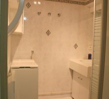 Salle de douche, machine à laver, apartplage