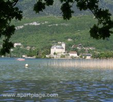 Vue du château de Ruphy depuis la plage à Duingt