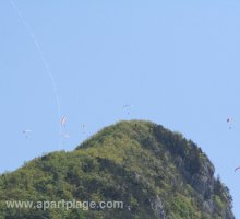 Parapentistes au dessus du Roc de Boeufs, Lac d'Annecy